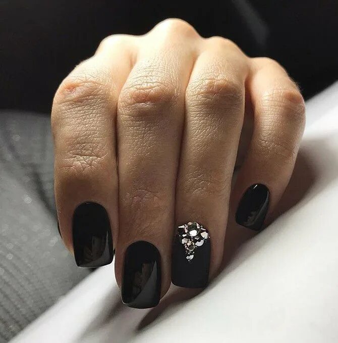 черный лунный маникюр. чневыйманикюр на короткие ногти. тёмный маникюр на короткие ногти 2022. темный маникюр на короткие ногти. темный маникюр на короткие ногти.