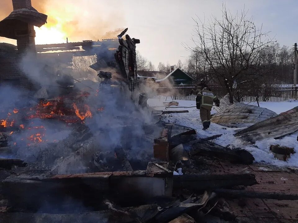 В чемодановке сгорел дом. Сгорел дом в калуге. малоярославец пожар в доме. пожар 08.12.2025 г.малоярославец. киров калужская область пожары.