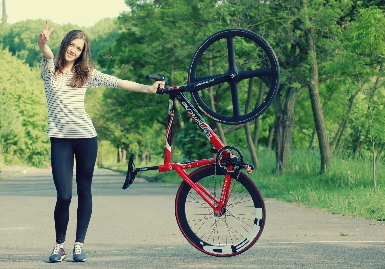 Bike wheely велосипед. Человек на велосипеде. Значительно велик. Значительно велик. Человек на велике.