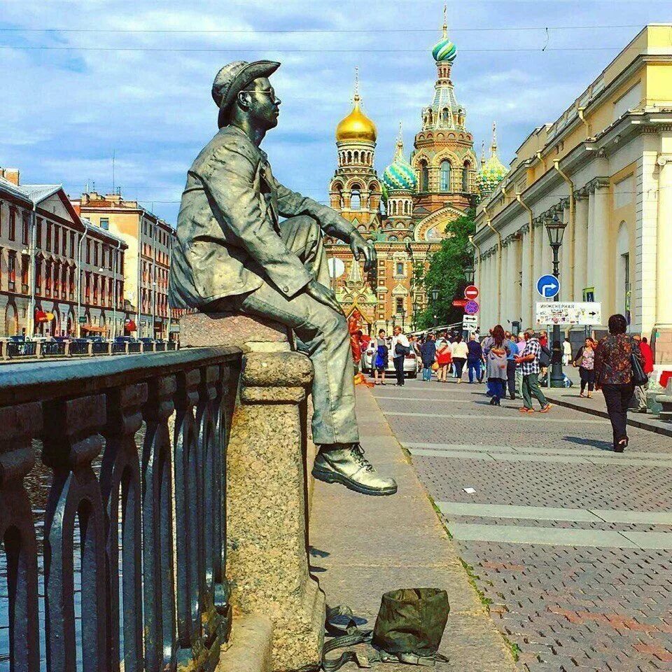 Известные люди жившие в санкт петербурге. Скульптуры на канале Грибоедова в Санкт Петербурге. Памятники на канале Грибоедова. Набережная канала Грибоедова Санкт-Петербург. Скульптура ангела Санкт-Петербург канал Грибоедова.