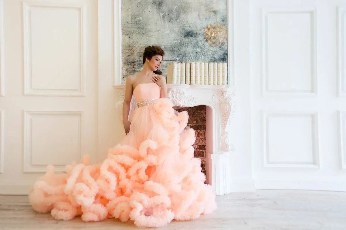 Персиковое платье на свадьбу. Персиковый свадебный букет и туфли диадема. Королева драмы в персиковом цвете. Коралловое свадебное платье. Платья персикового цвета на свадьбу.