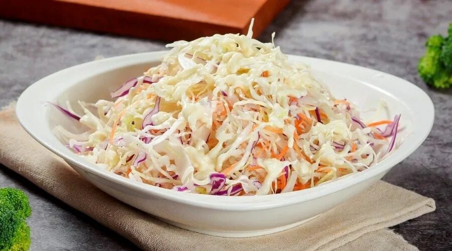 салат из красный карусты. салат из капусты постный. салат из капусты постный. салат капуста кинза. капустный салат с морковью и уксусом и с болгарским перцем.