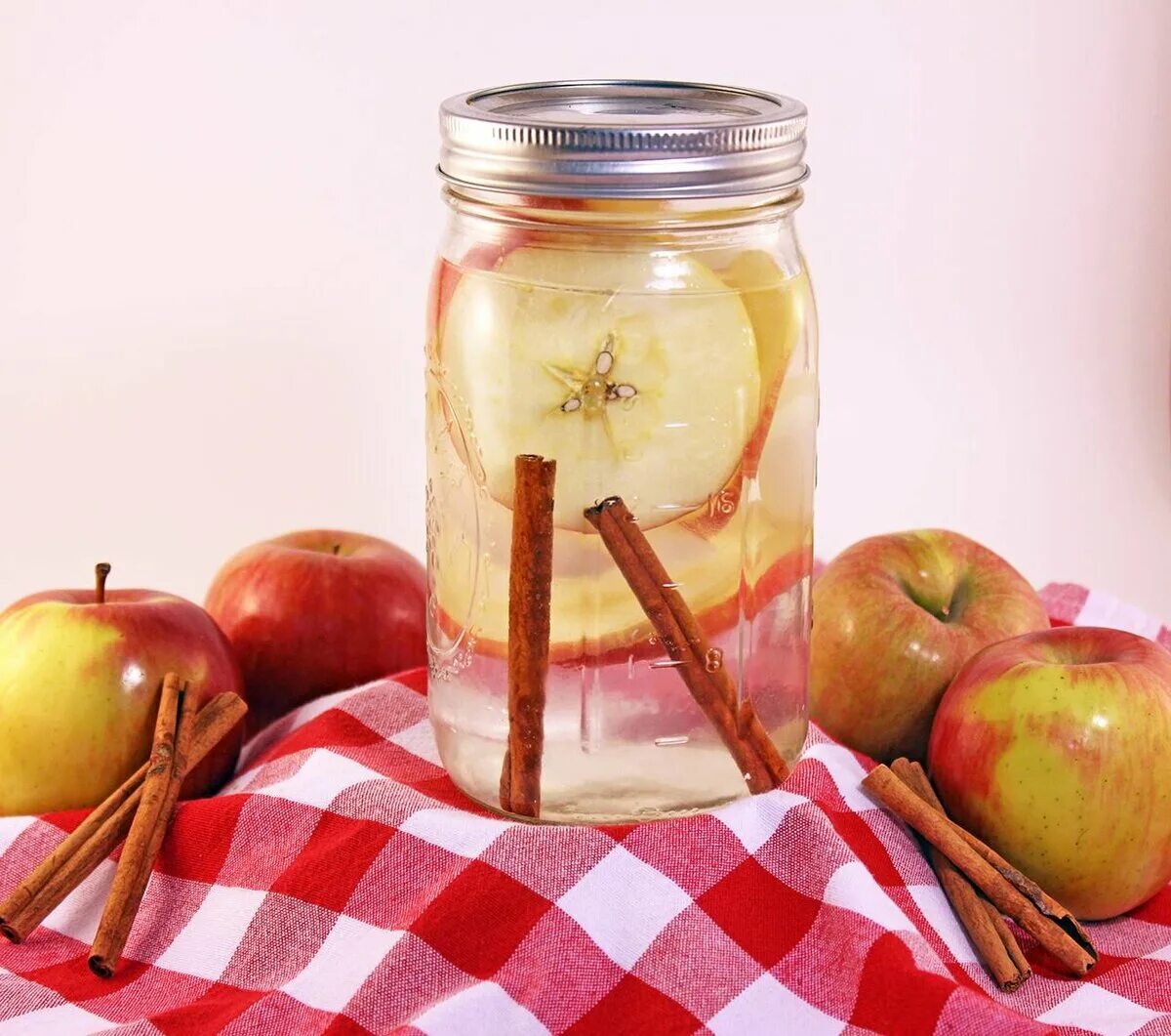 Рецепт воды с яблоками. Яблоко с корицей. Яблочная вода с корицей. Напиток из яблок с корицей. Детокс вода с яблоком и корицей.
