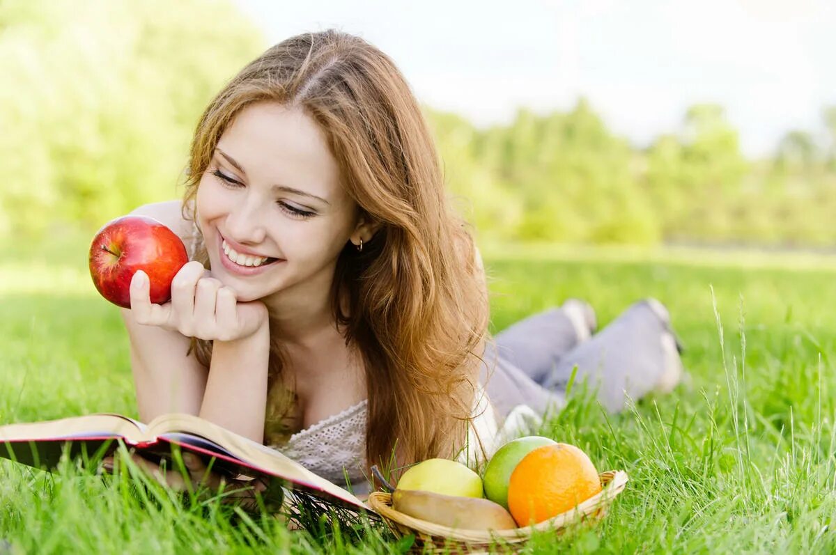 Девушка с яблоком. Здоровый человек. Девушка с фруктами.