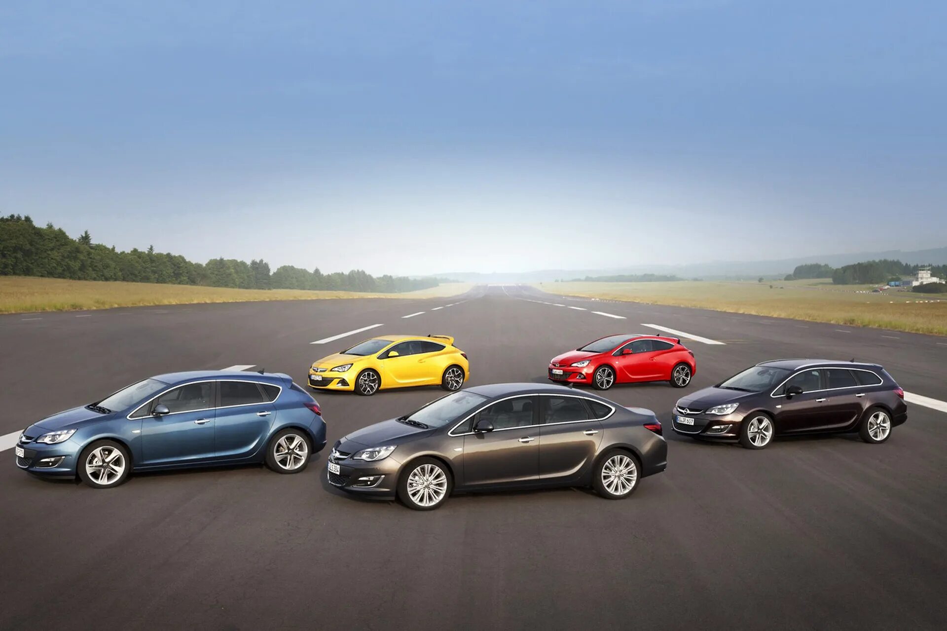 Много автомобилей. Blur Opel Astra. Опель 2021 Модельный ряд Германия. Много машин. Автомобили в ряд.