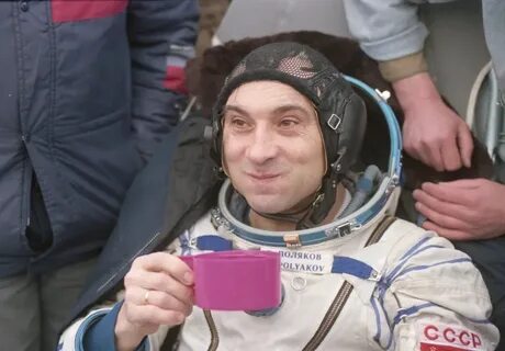 Человек совершивший самый длительный полет