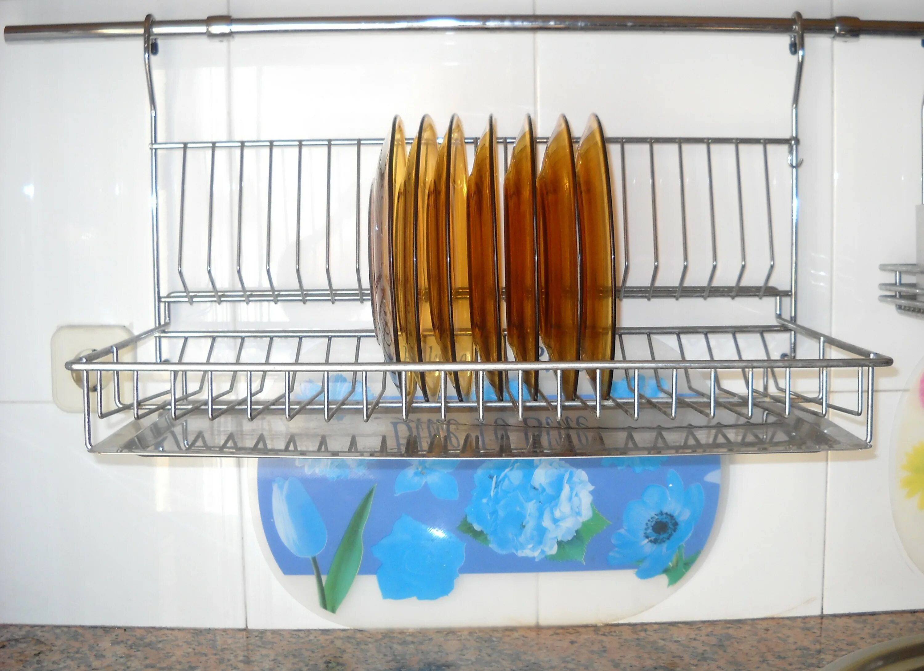 Кухонная решетка для посуды. Подвесная настенная сушилка для посуды на кухню из нержавейки ikea. Сушилка для тарелок подвесная. Сушилка для посуды подвесная на рейлинги. Сушка на рейлинг.