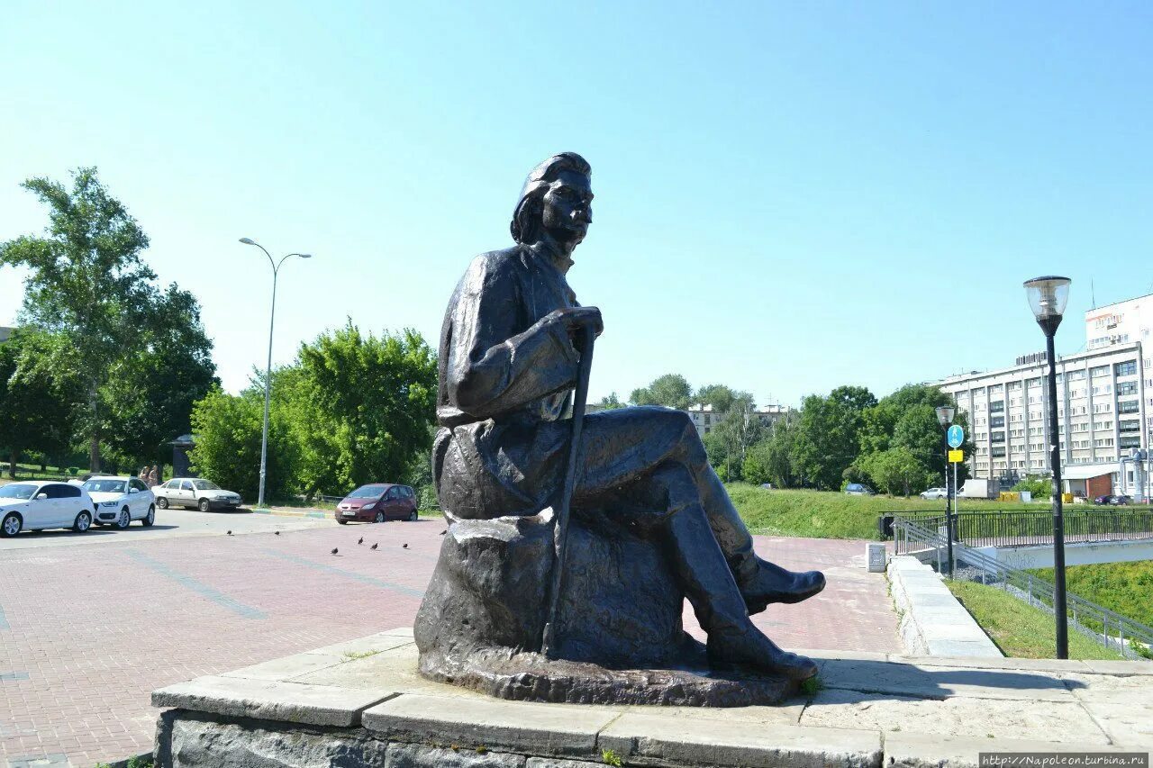 Памятники на покровке в нижнем новгороде. Памятник валерию павловичу чкалову в нижнем новгороде. Памятник козьме минину в нижнем новгороде скульптор. Статуи нижний новгород. Памятники максиму горькому в нижнем.