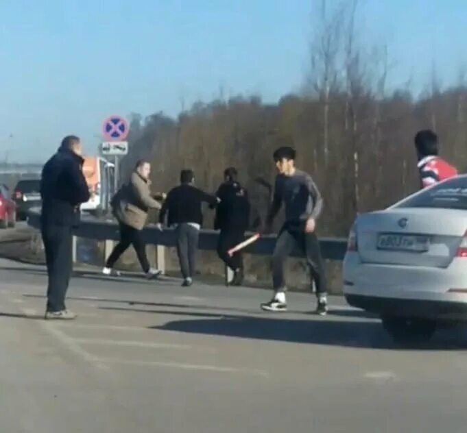 Complete with human fight public shake. Русские драки на дороге.