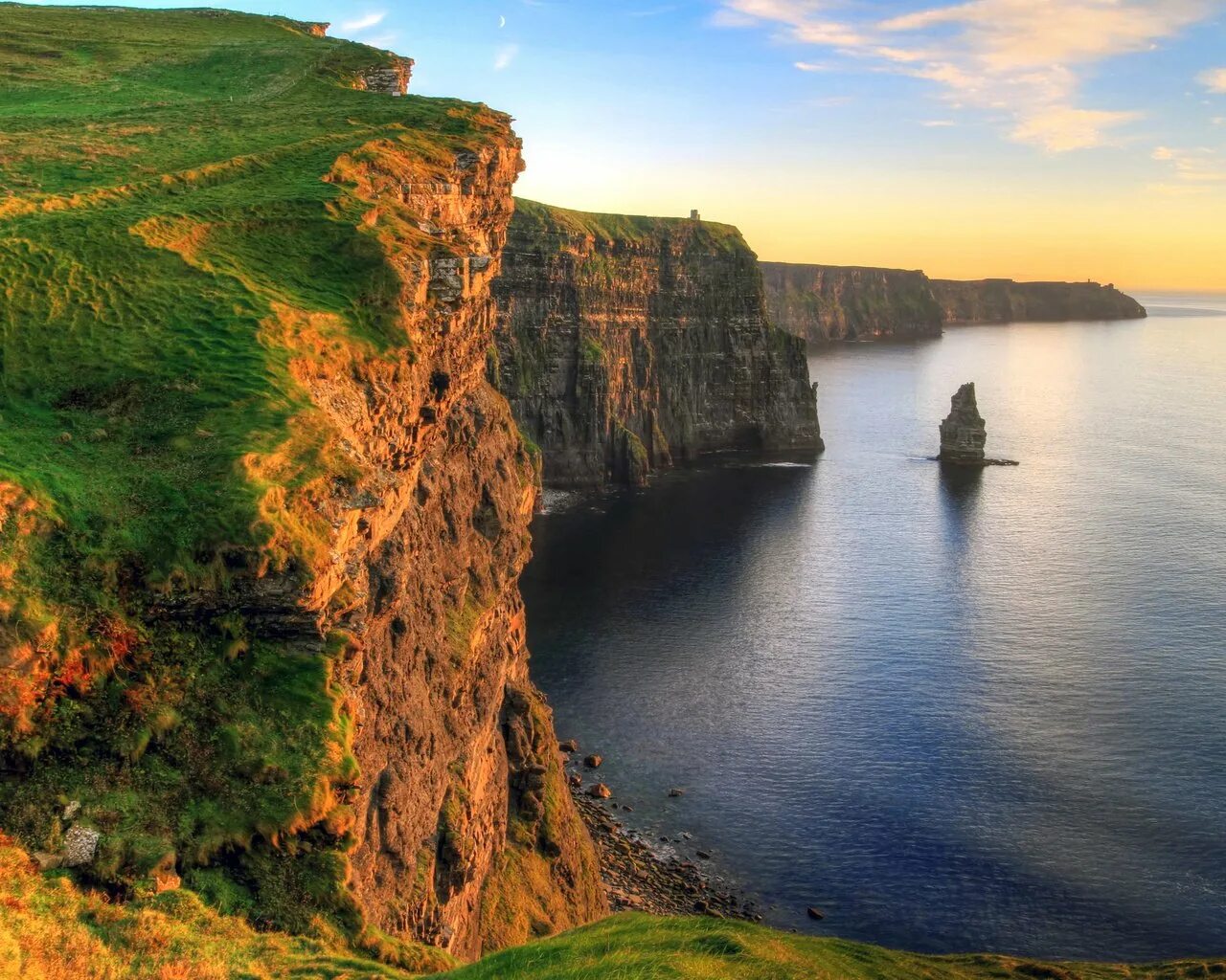 Обрывистые берега реки томь. Крутой берег реки. Морская абразия. Песчаный обрыв. Обрыв у моря.