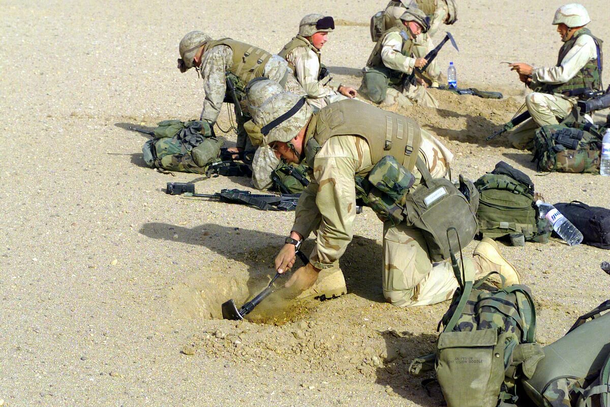 Саперная операция 11 букв. Американский солдат в окопе. Инженерные войска армии США. Снаряжение морской пехоты США В Ираке.