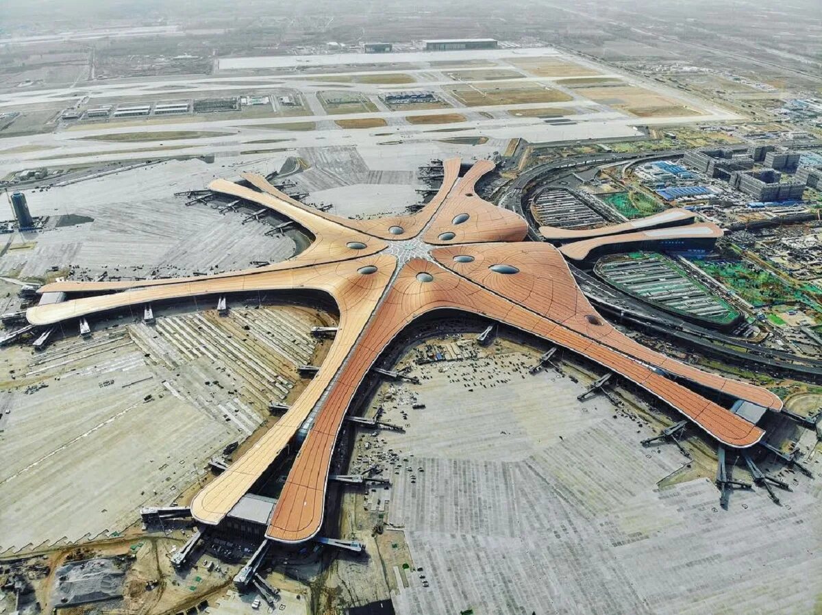 Какой самой большой аэропорт в мире. Аэропорт Пекин Дасин. Пекин Дасин, Международный аэропорт, Китай. Аэропорт Шоуду Пекин. Новый аэропорт Пекина Дасин.