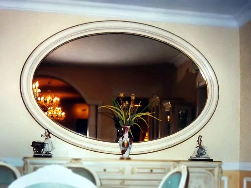 Овальное зеркало в ванную. Зеркало в раме в ванную комнату. Зеркало в ванную овальное в раме. Овальное зеркало в ванной.