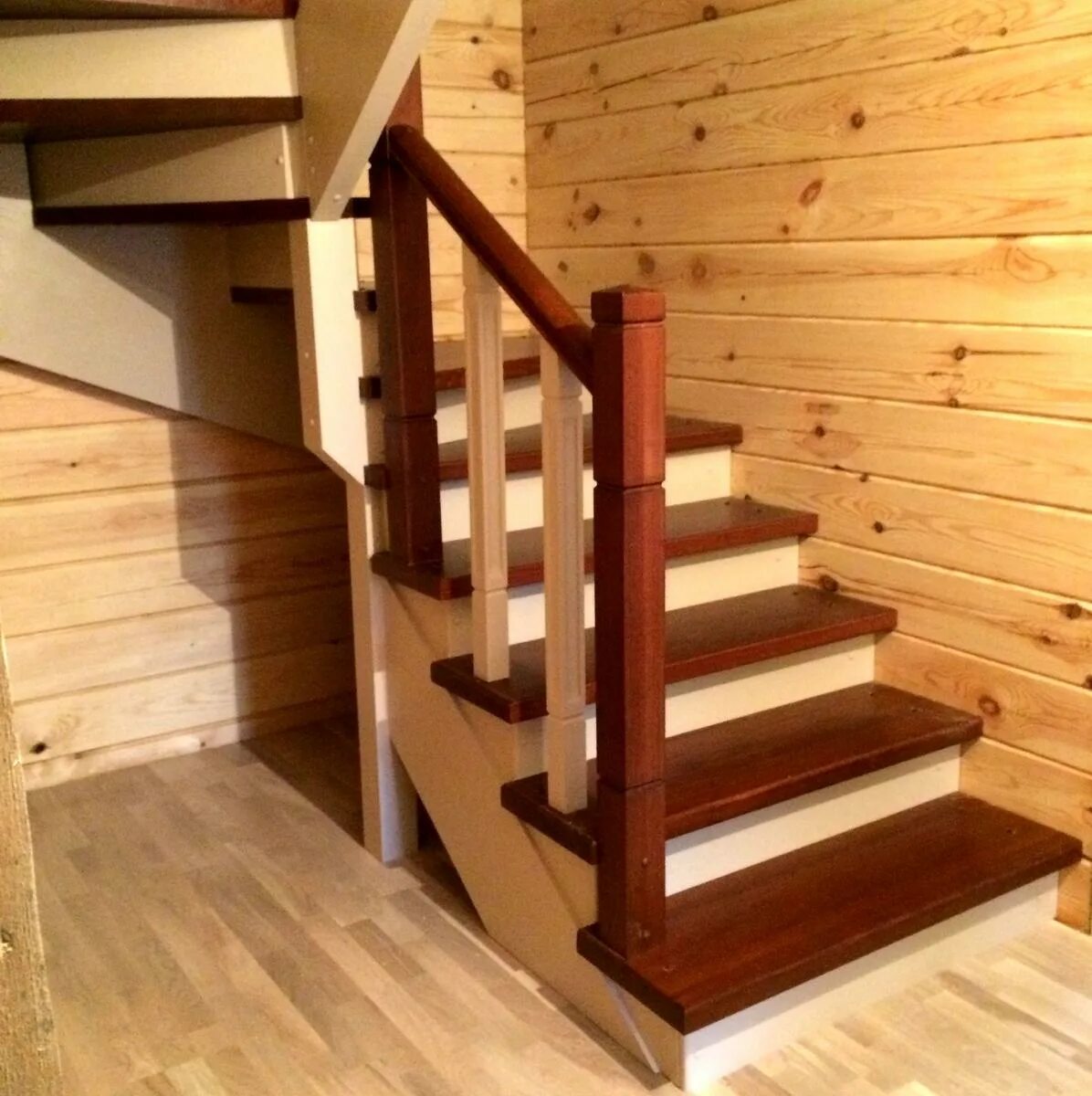 Лестница с забежными ступенями на 180 на второй этаж. Лестница поворотная на 180° лс-01у. Лестница на косоурах деревянная 180. Забежная лестница на 180 деревянная.