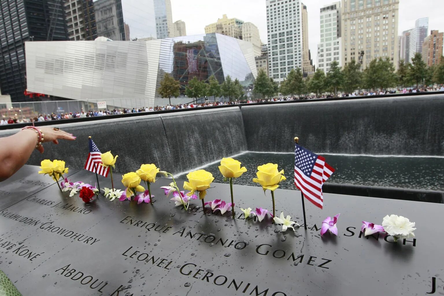 Мемориал 9/11 в Нью-Йорке. Мемориал 11 сентября в Нью-Йорке. 9/11 США Memorial. Мемориал 911 в Нью-Йорке.