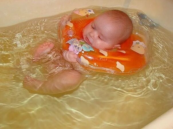 Купание младенцев в соленой воде. Вода в уши при купании грудничка. Вода в ушки при купании грудничка. Защита для малышей при купании уха. При купании новорожденного вода попадает