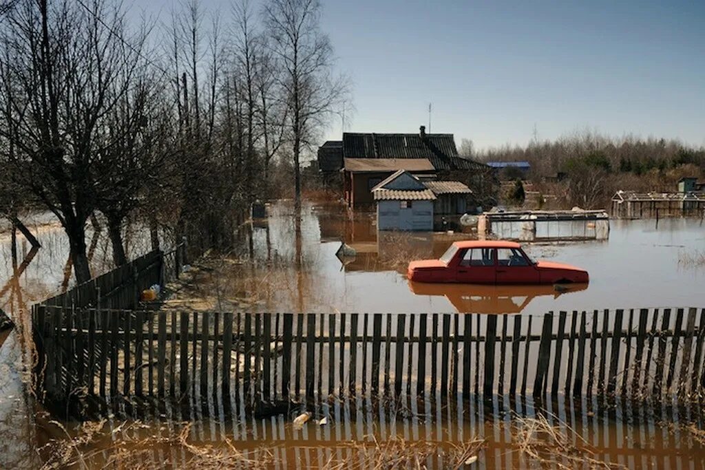 Наводнения, вызываемые сезонным таянием снегов, называются:. Паводком называется. Наводнение половодье. Наводнение в иркутской области (2019). Отличие половодья от наводнения.