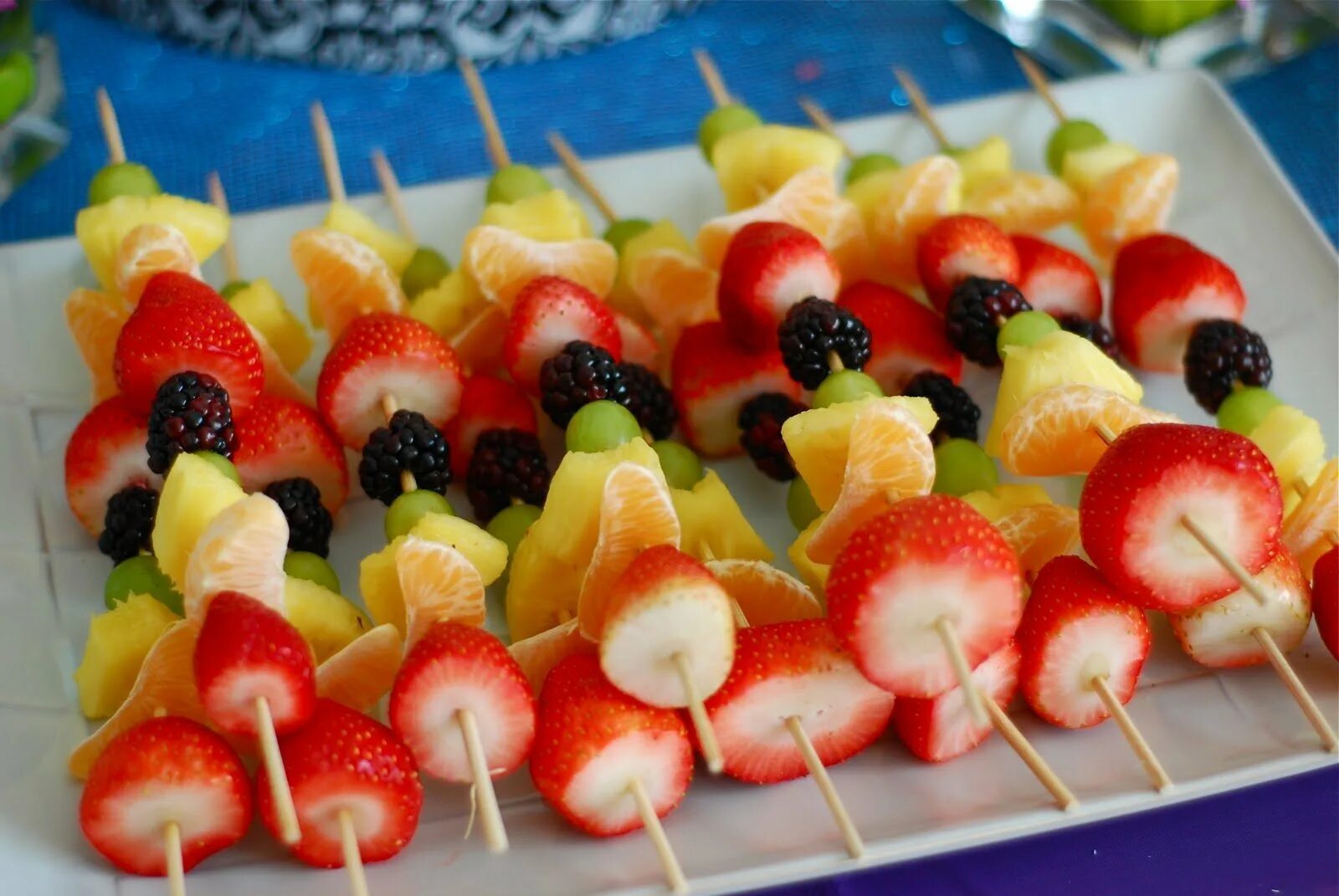 Канапе моцарелла с черри и базиликом. Рецепт канапе для детей. Фруктовые канапе. Канапе из фруктов. Канапе на шпажках на праздничный детский стол.