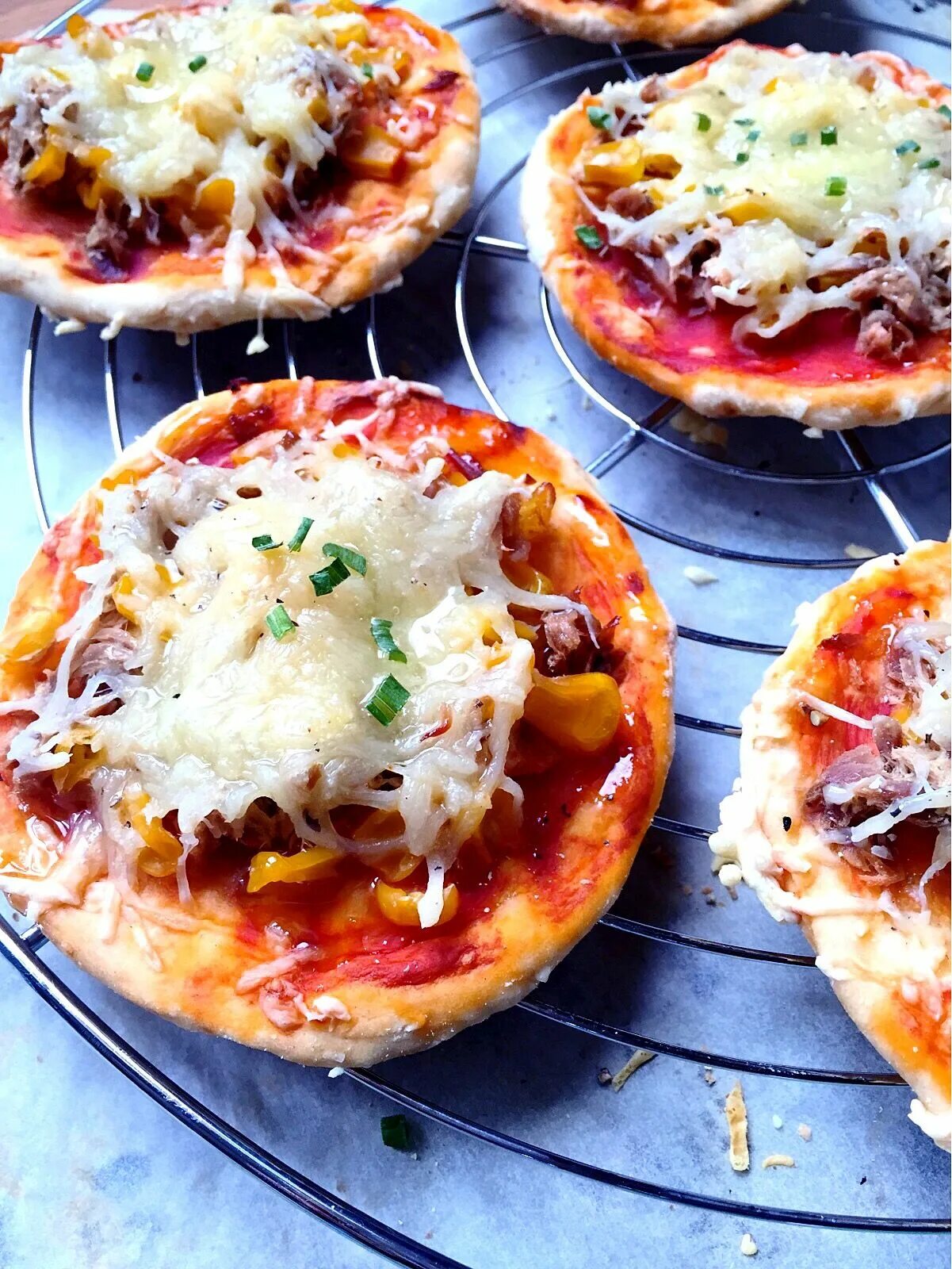 Мини пицца как в столовой. Мини пицца. вкусная мини пицца. мини пицца для детей. красивые мини пиццы.