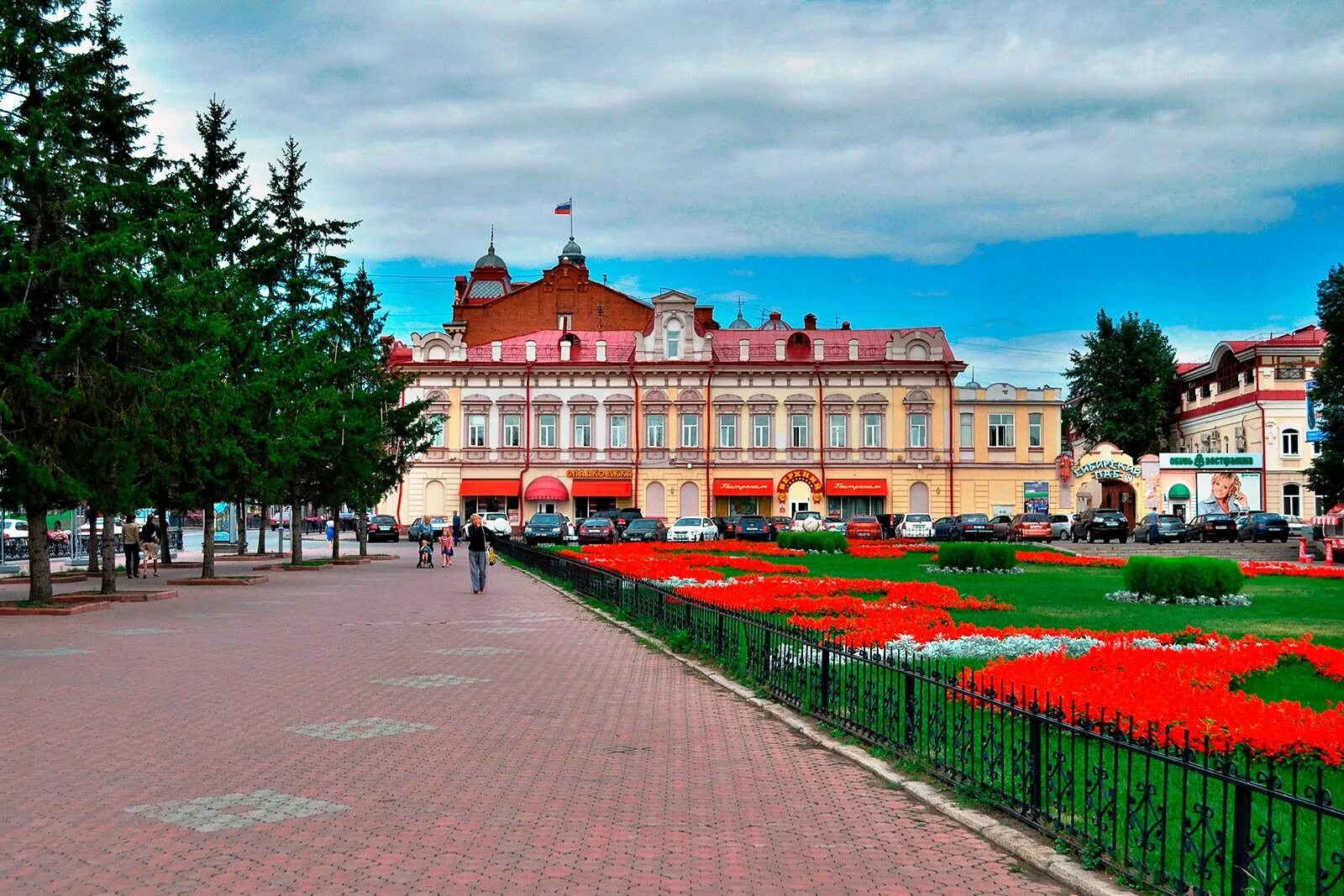 Город томск страна. Новособорная площадь Томск. Томск Новособорная Новособорная площадь. Новособорная площадь Томск лето. Томск достопримечательности Новособорная площадь.