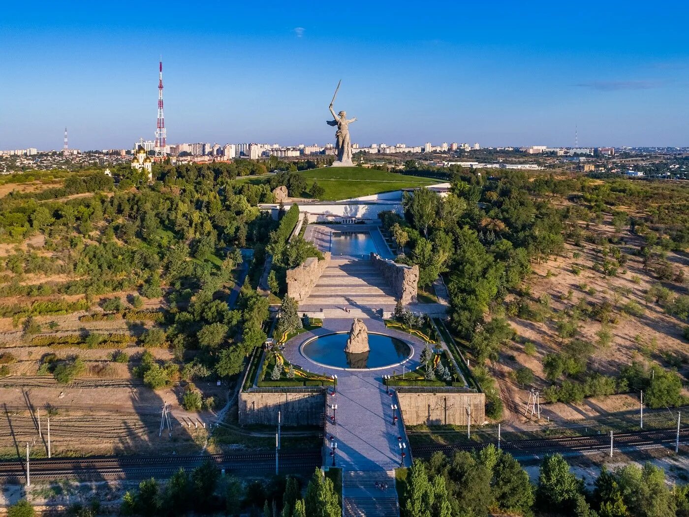 Ковид в волгограде. Мамаев Курган Волгоград. Мамаев Курган Волгоград с высоты птичьего полета. Вид на Волгоград с Мамаева Кургана. Мамаев Курган Волгоград сверху.