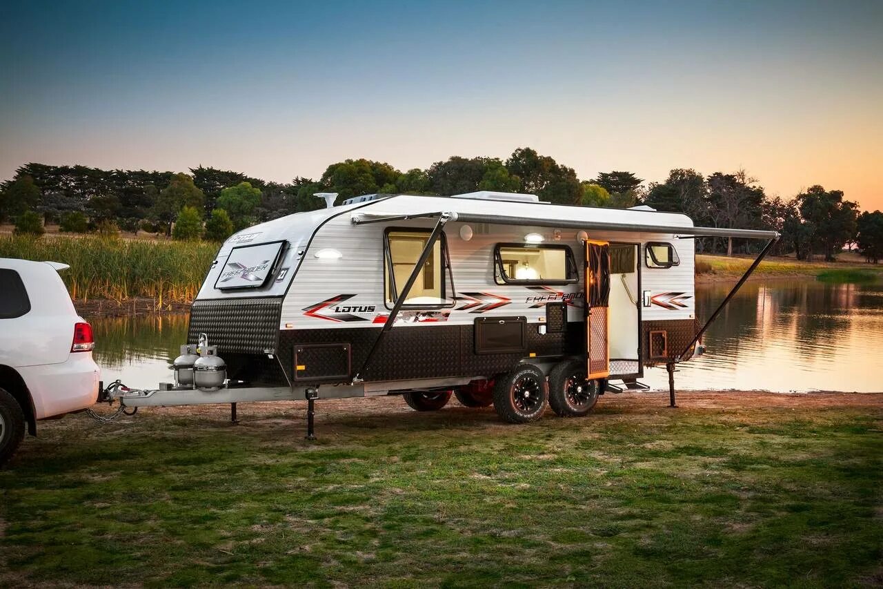 Прицеп дача на 3. Прицеп лотус караван. прицеп кемпер lotus caravans. автодом караван кемпер. w.caravan автодом.