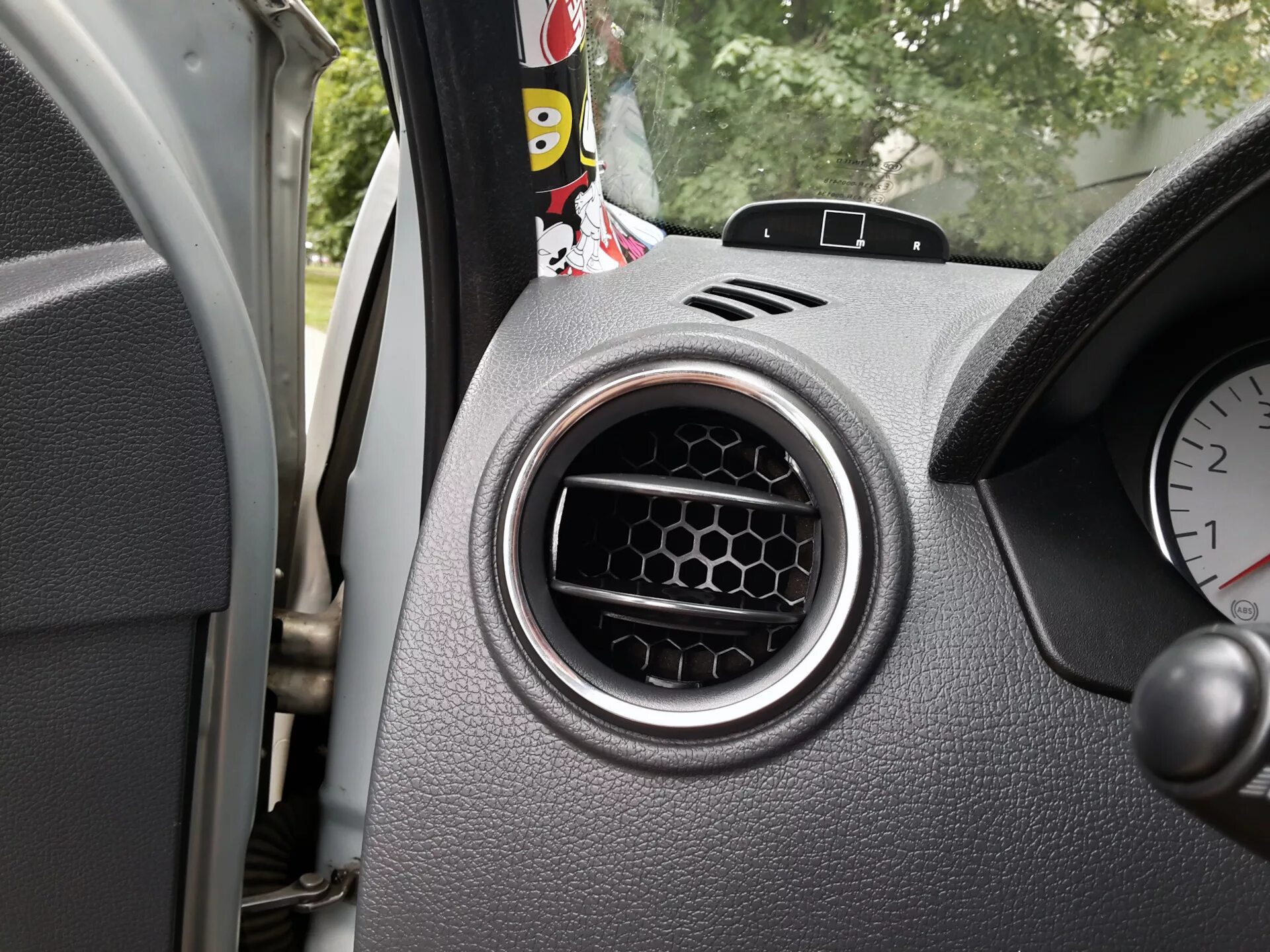 Дефлекторы воздуховодов renault logan 2. Воздуховод рено логан 2. Дефлекторы воздуховодов печки renault logan 2. Дефлектор салона рено логан 2. Дефлектор воздуховода логан 1.