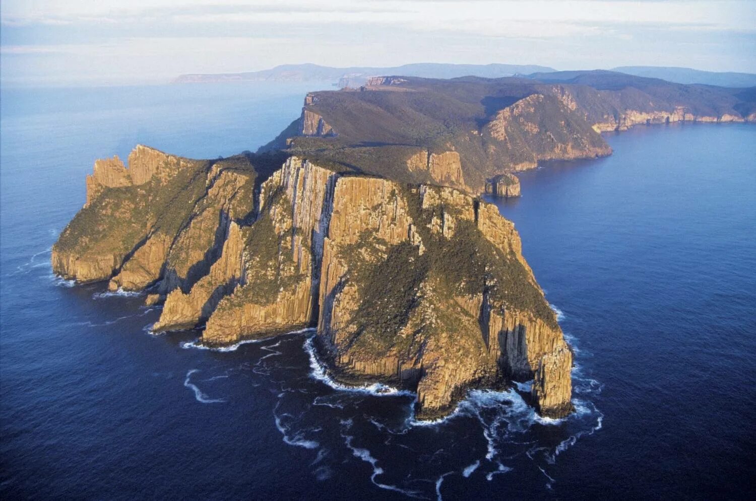 Крупный остров на северо востоке австралии. Южная Тасмания. Мыс Тасмания Тасмания Австралия. Остров Тасмания фото. Земля Ван Димена Тасмания.