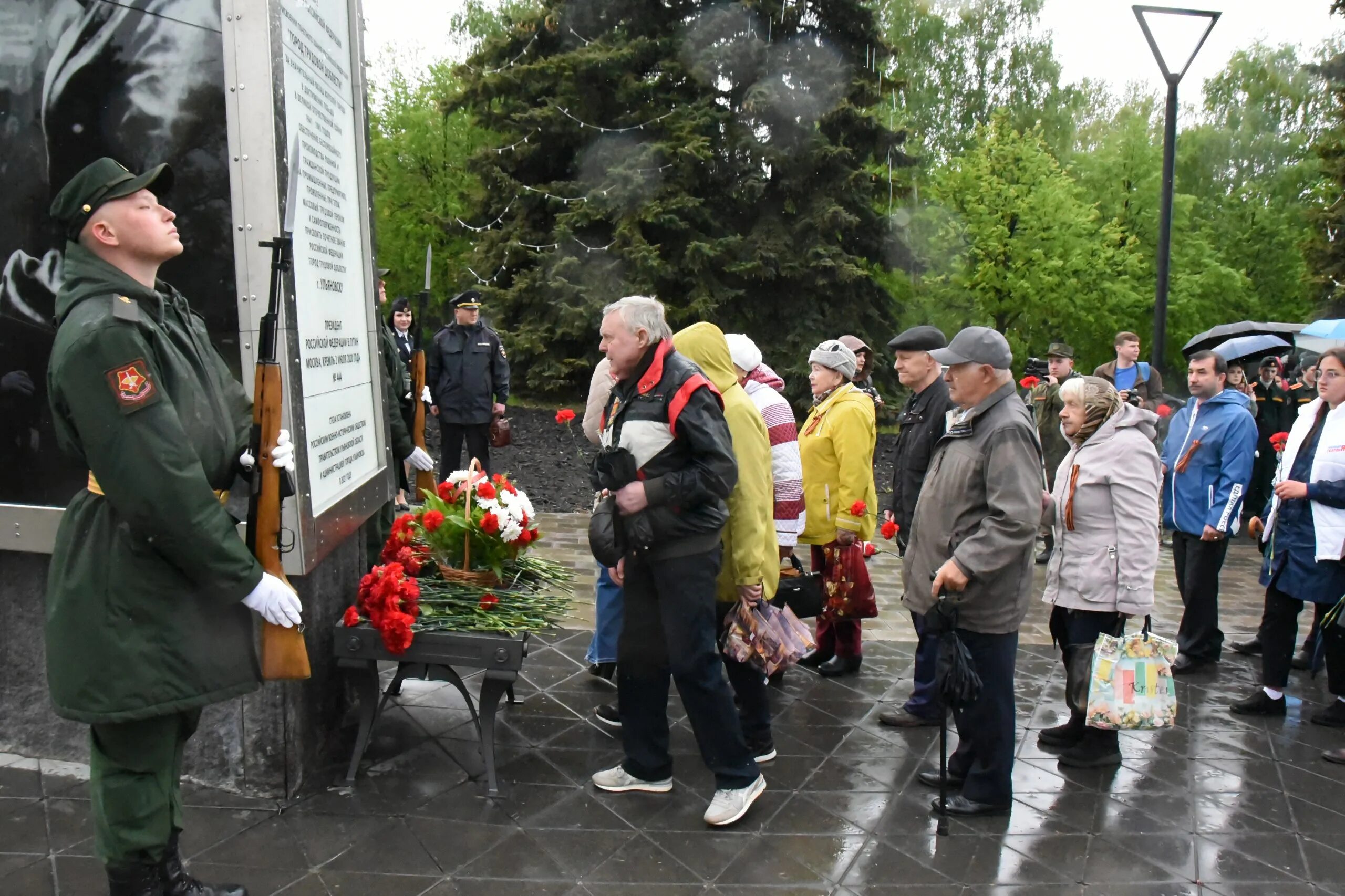 В преддверии дня победы. Памяти павших в великой отечественной войне. Командующий цво цветы памятник жукову. В преддверии дня победы. Жуков возложение командующего цво.