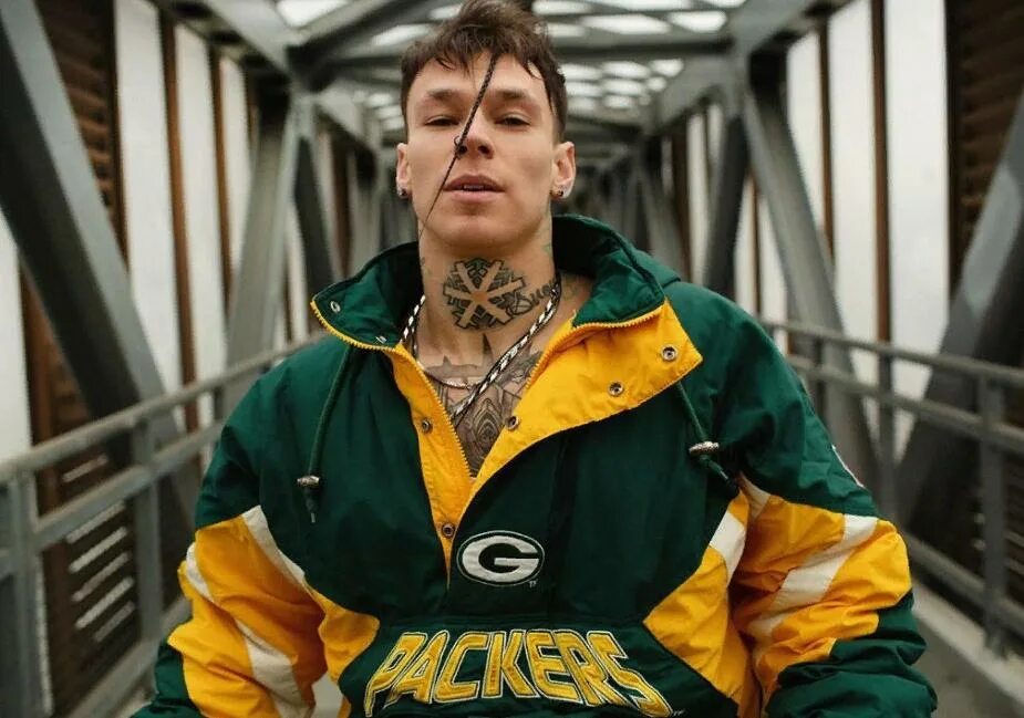 Как выглядит певец поет. Солист нилетто. Singer певец. Парень с микрофоном. Нилетто 2021.