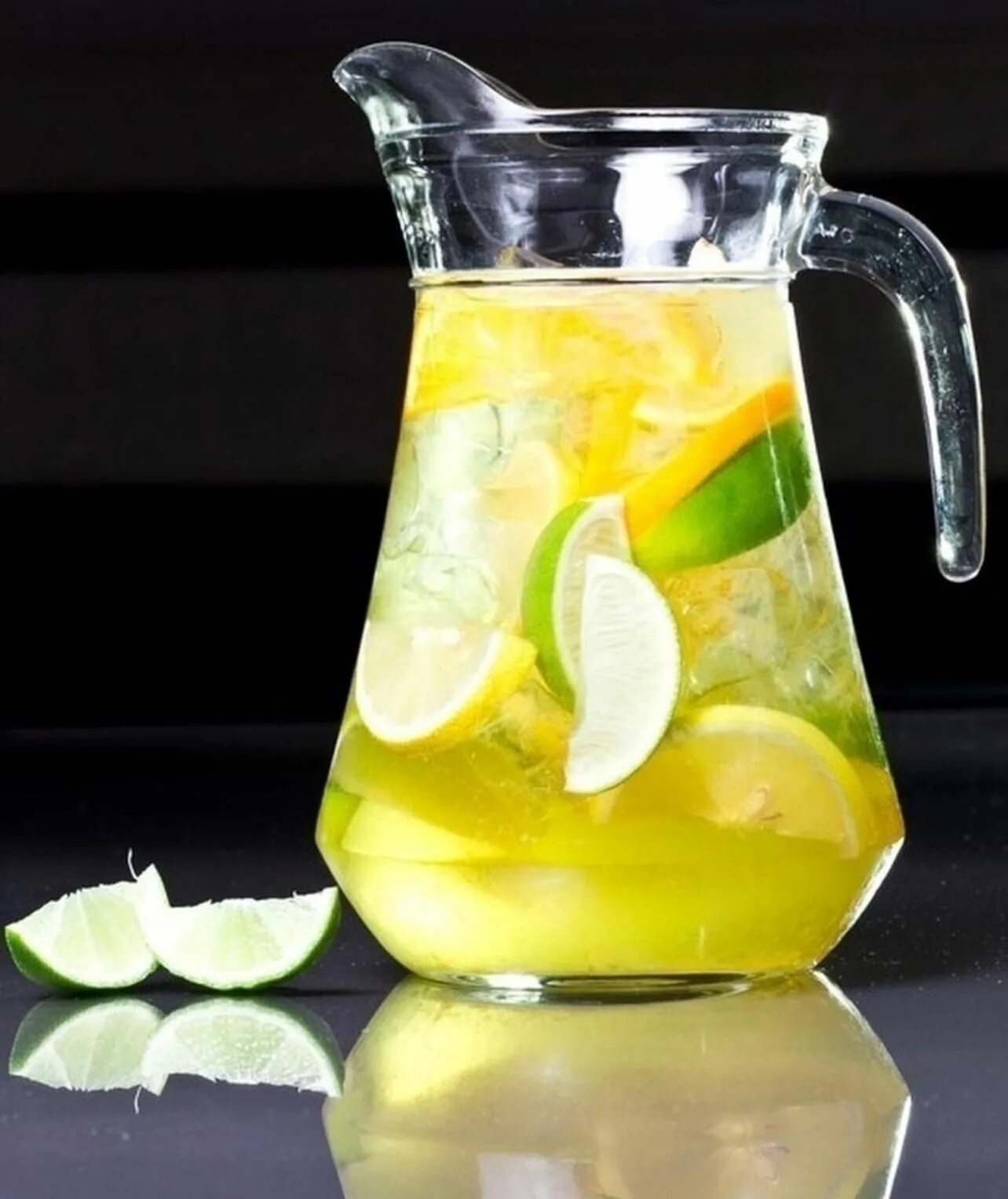 Маракуйя и тархун. Сироп для коктейлей маракуйя. Графин для лимонада. Лимонад в кувшине. Графин для лимонада.