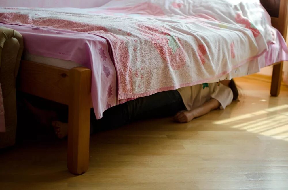 Слезать с кровати. Спрятался под кровать. Прячется под кроватью.