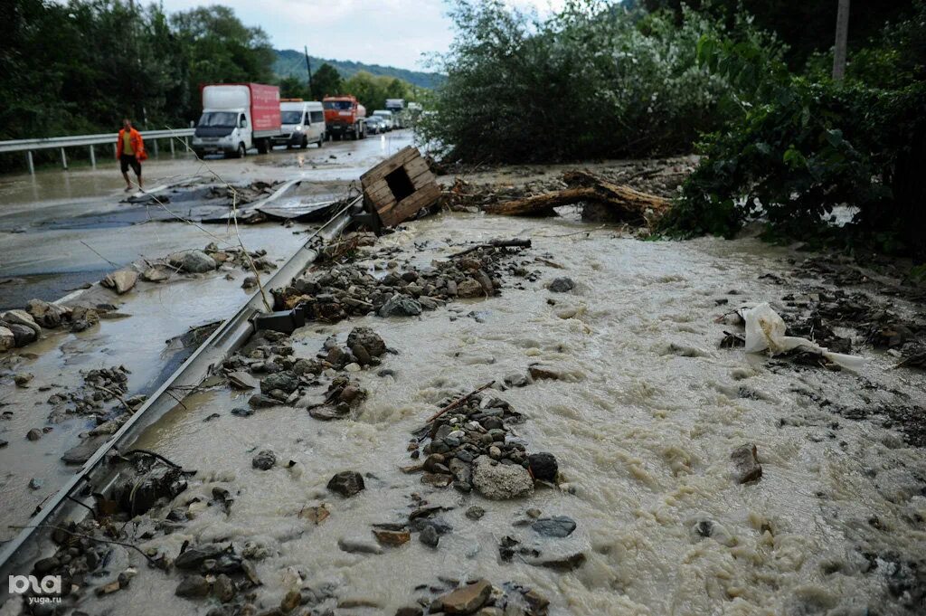 Сход селевого потока в сочи. Горная поляна сочи оползень. Селевой поток в сочи. Селевые потоки в гунибе. Сели и оползни в краснодарском крае.
