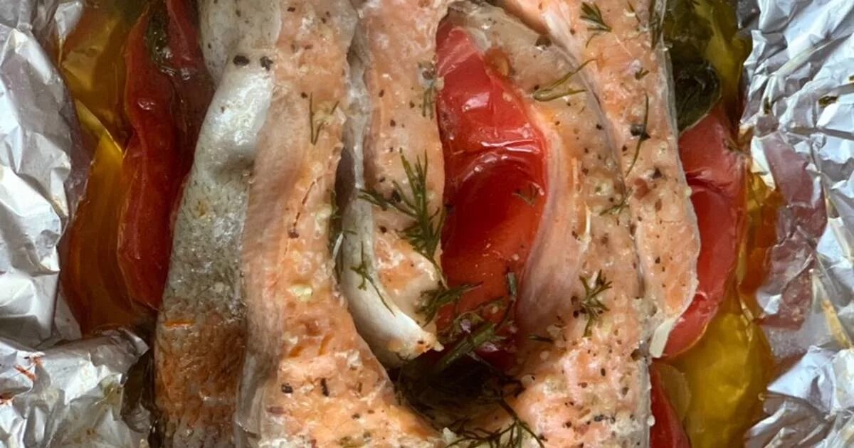 Сколько минут запекать форель в фольге. Форель в фольге. форель в духовке в фольге. форель запеченная в фольге. форель запеченная с овощами в фольге.