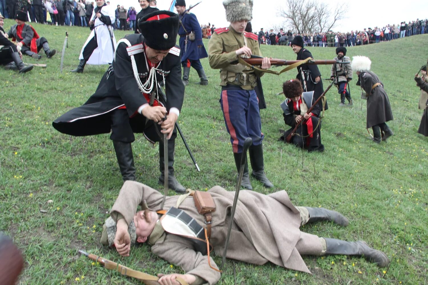 Реконструкция гражданской войны в Белгороде. Историческая реконструкция. Военно-историческая реконструкция. Реконструкторы исторических событий. Реконструкция причины реконструкции