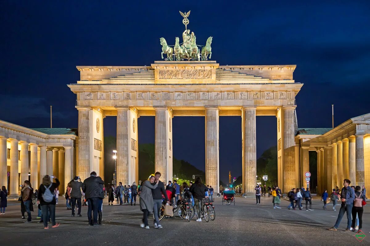 Берлин самое главное. Бранденбургские ворота Берлин Германия. Достопримечательности Германии Бранденбургские ворота. Триумфальная арка в Берлине Бранденбургские ворота. Берлин. Бранденбургские ворота(1788-1791.