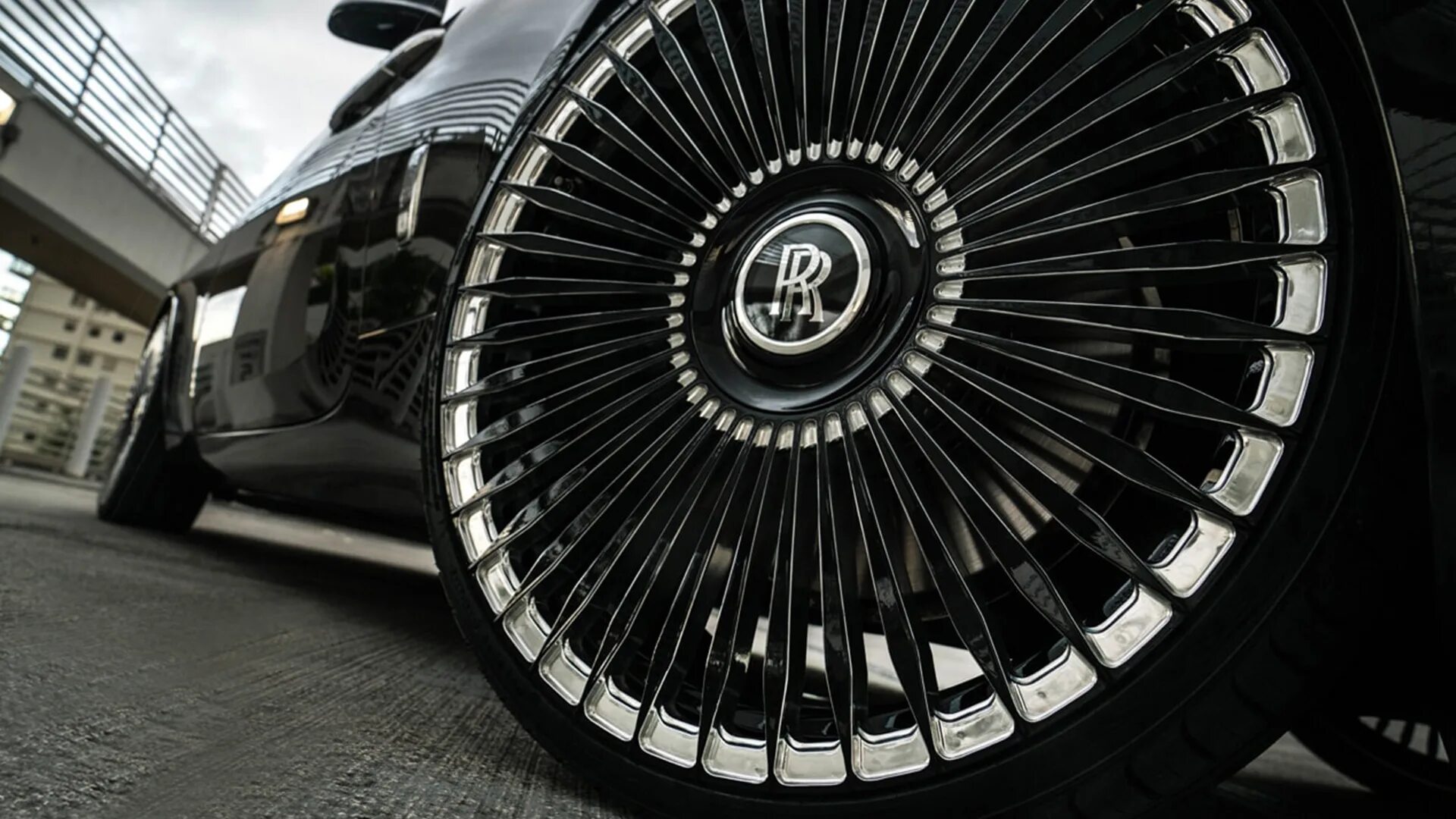 Https r 22. Шина Роллс Ройс. Rolls-Royce Wraith колесо. AG Luxury Wheels Rolls Royce. Диски Синдикат Роллс Ройс.