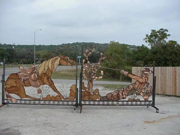 Конем ворот. Кованые ворота с конями. Кованые ворота с конями. Ворота в конюшню. Конем ворот.