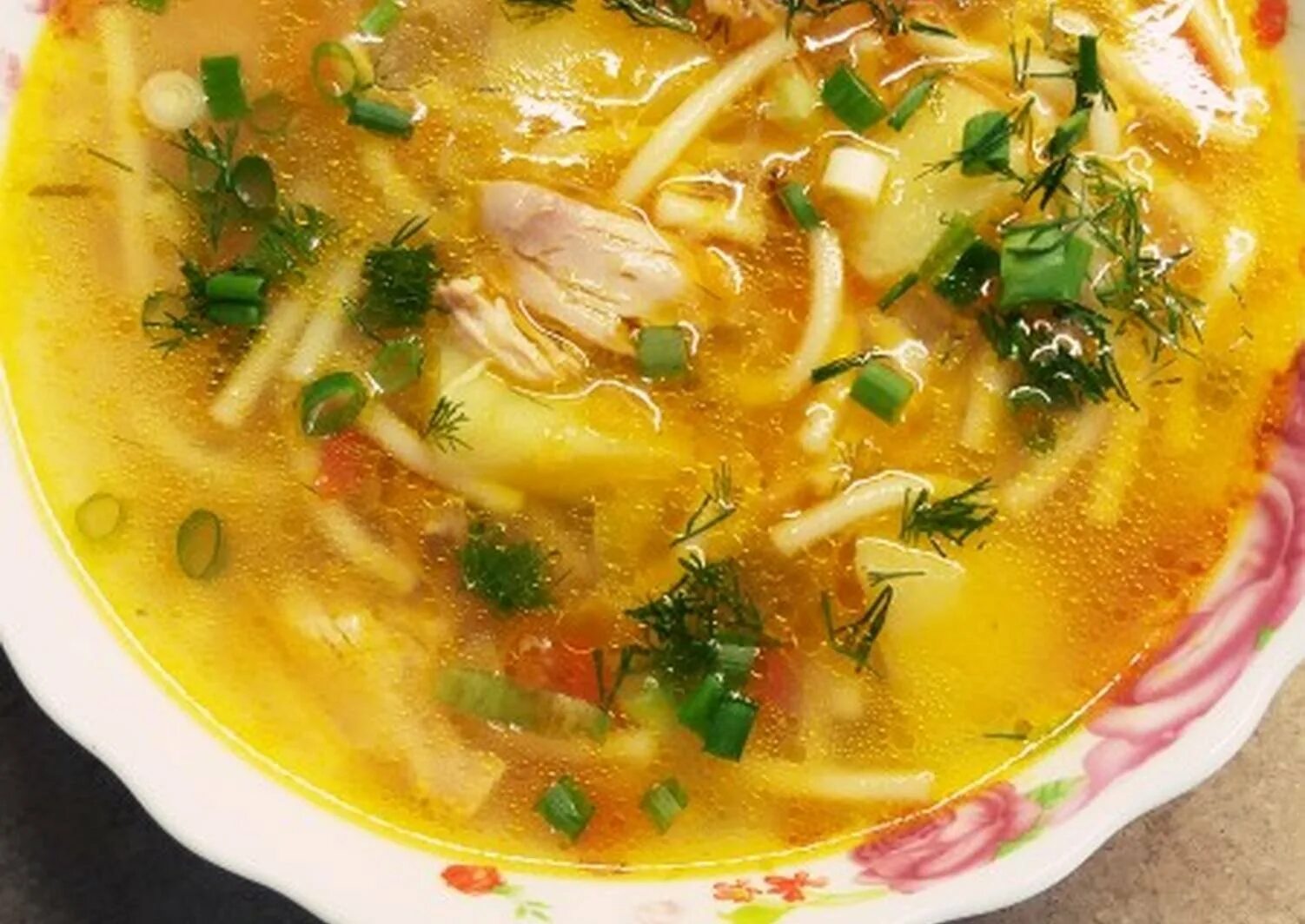 Суп с мясом курицы и картошкой. Суп куриный вермишелевый. куриный вермишелевый суп с картошкой. суп вермишелевый с курицей. суп куриный с вермишелью и картофелем.