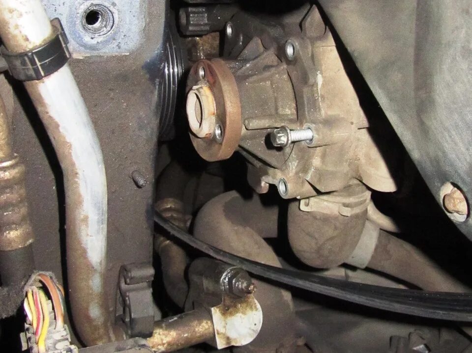 Помпа в машине ваз 2110. Сателлит форд фокус 1. Как минят. Как минят. Девушка с бананом.