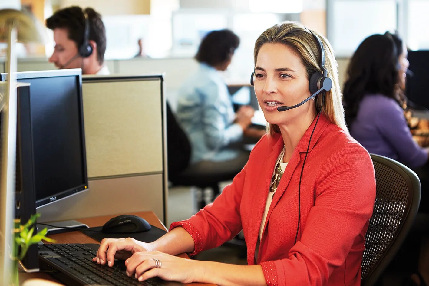 Работа оператор колл центра без опыта. Call center гарнитура jabra. наушники для работы в соллцентре. большой колл центр. гарнитура для работы в колл центре на дому.