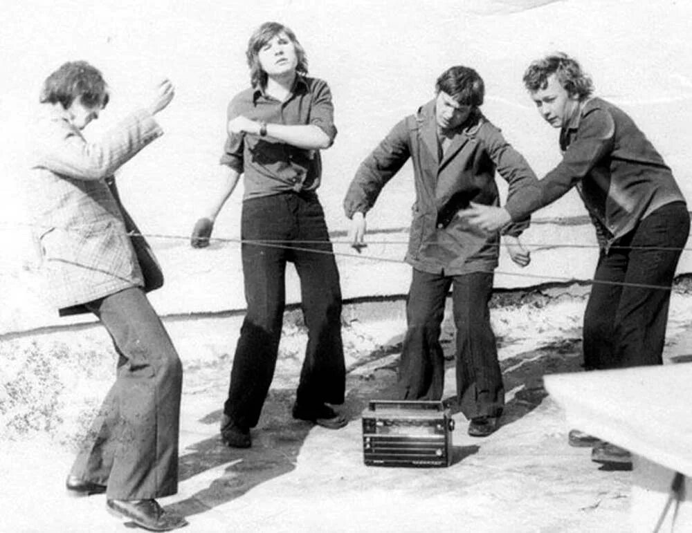 Молодежь 1975. Штаны клеш 70е в ссср. брюки клеш в 70-е годы в ссср. мужская мода клеш 70х ссср. молодежь клеш 70-е ссср.