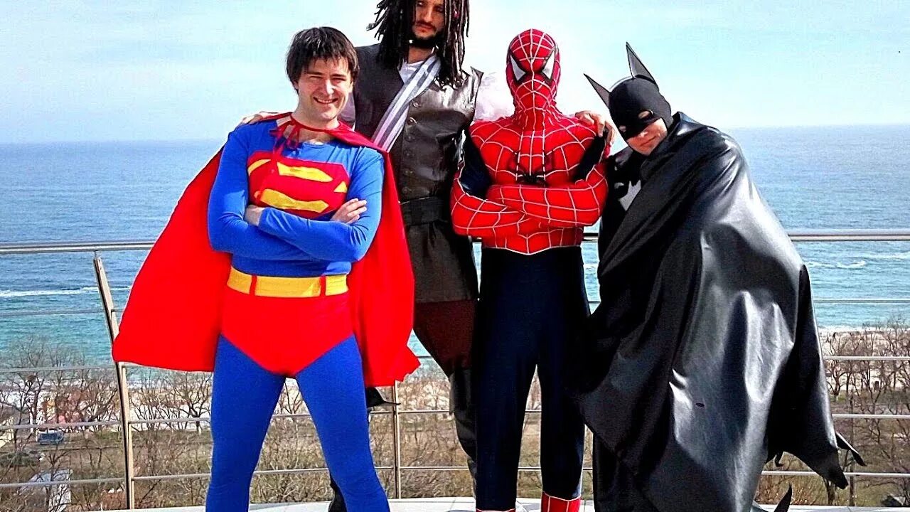 Креативные фотообои на стену. Дом в стиле бэтмена. Дома супергероев. Кукольный домик супергероев. Комната в стиле мстителей.