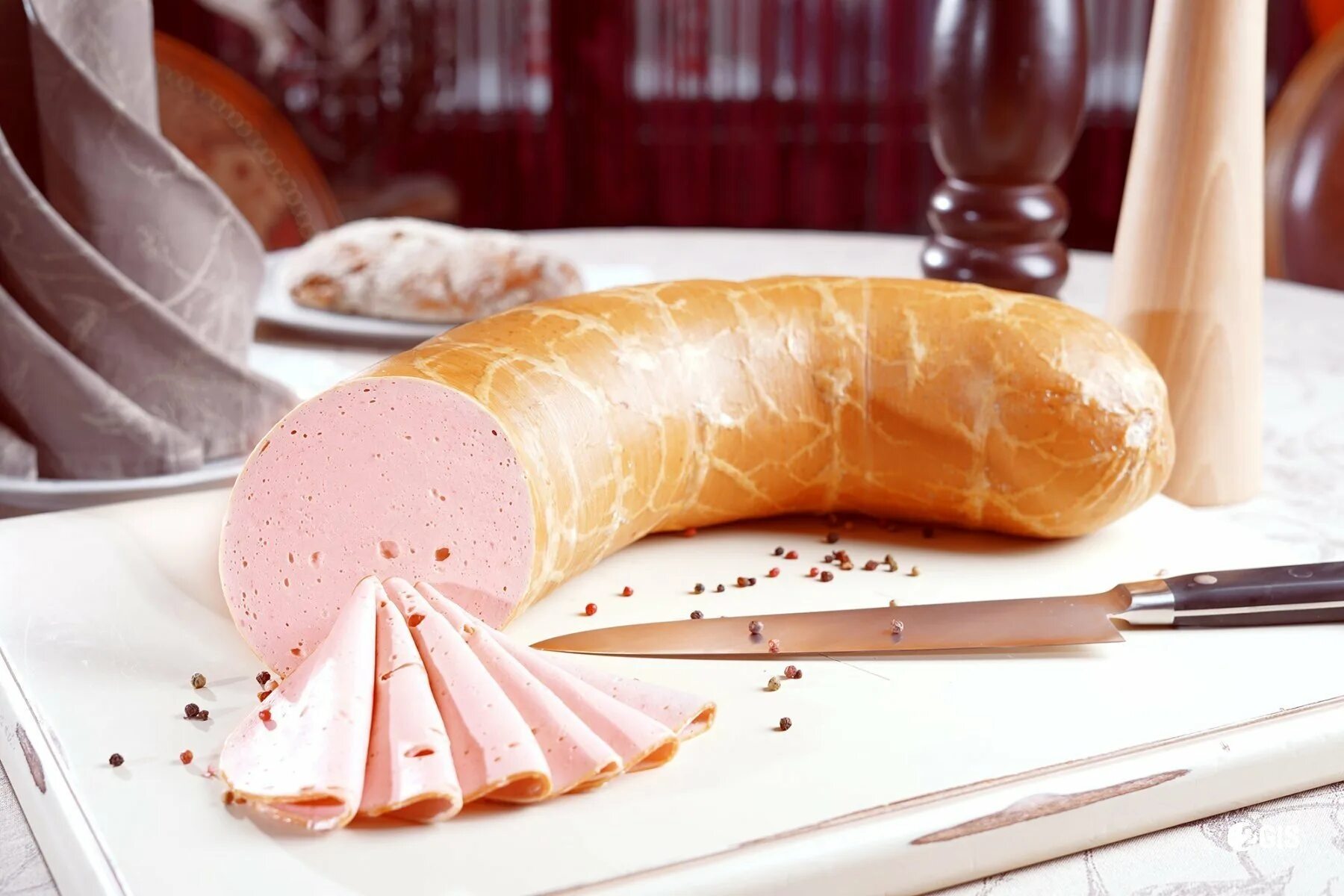 Колбаса нарезанная ломтиками. Колбаса вареная нарезанная кубиками. Колбаса нарезанная ломтиками. Колбаса докторская с маслицем гродно. Порезанная колбаса.