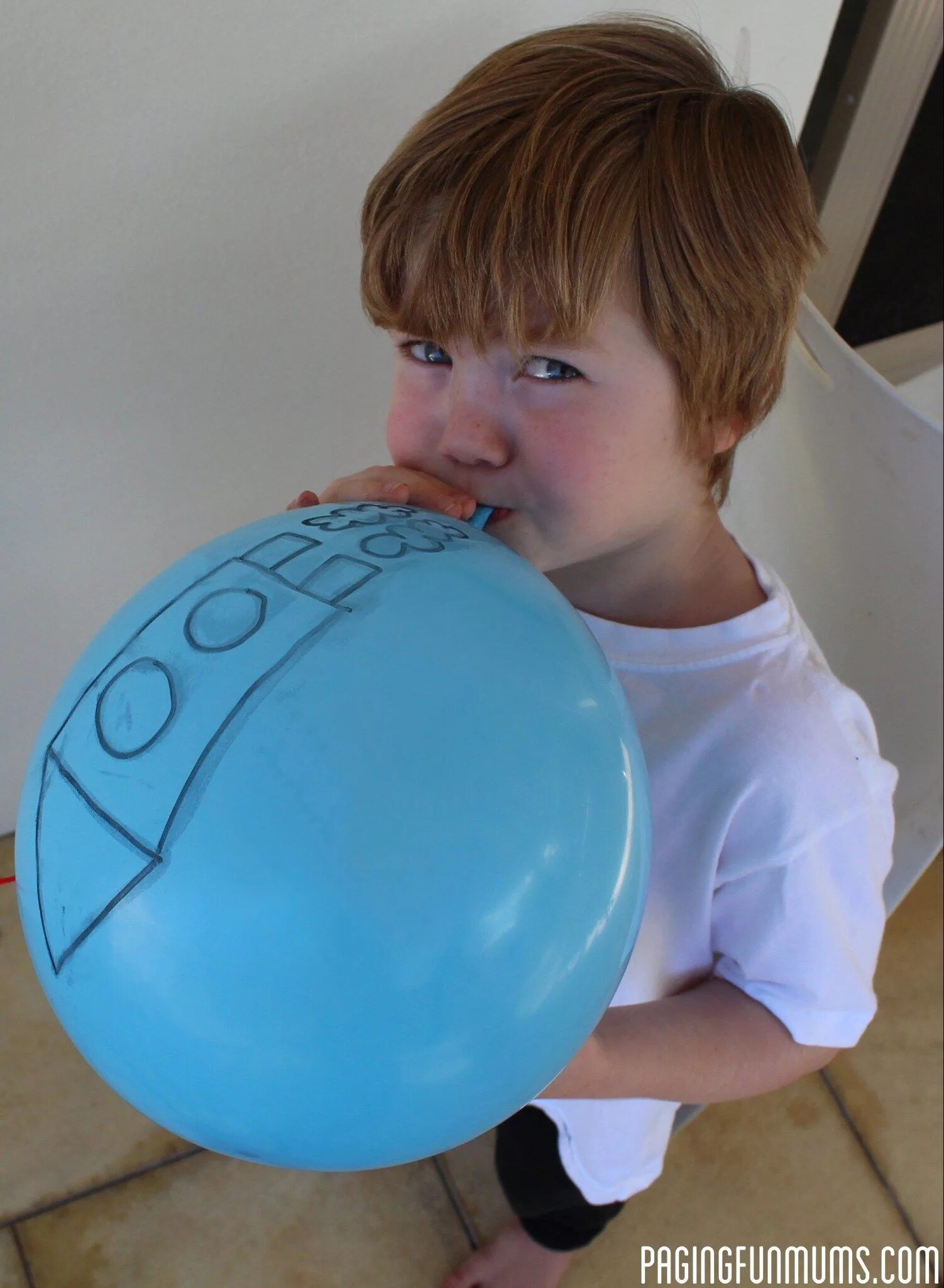 Надув шаров екатеринбург. Надувать шары. Надуваем воздушные шары. Дети надувают шарики. Воздушный шарик надутый воздухом.