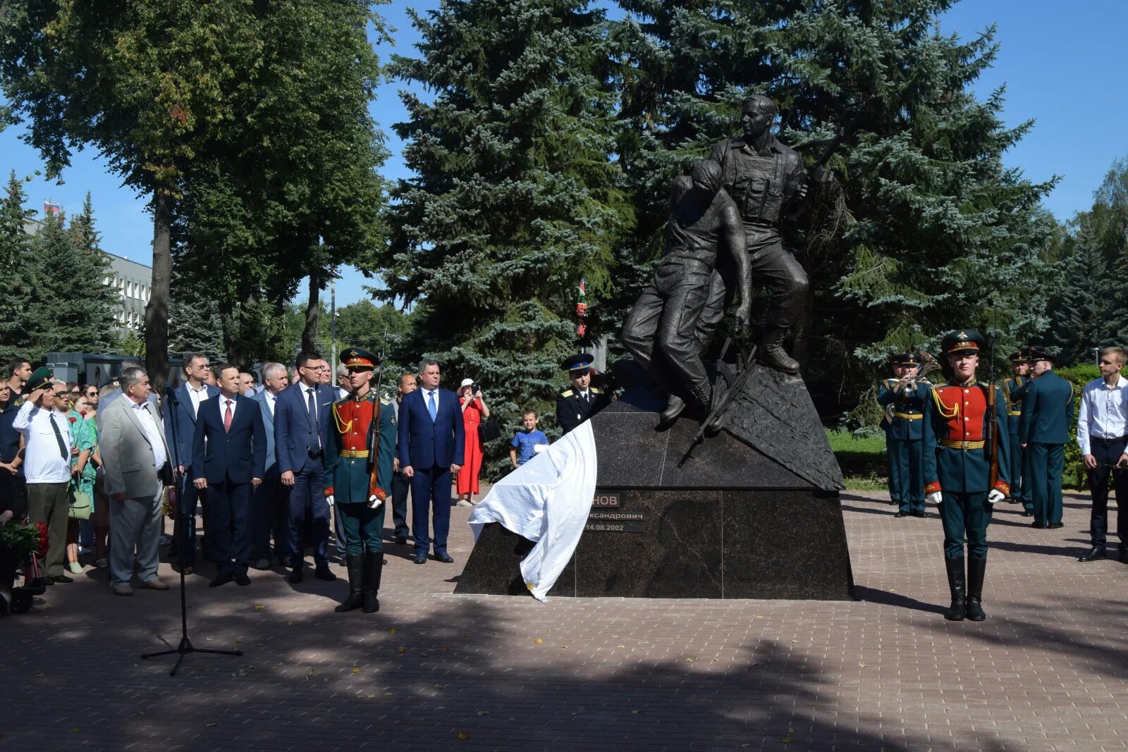 Памятник Герою Российской Федерации адмиралу Г.А. Угрюмову (ракурcы), 2015. Брон