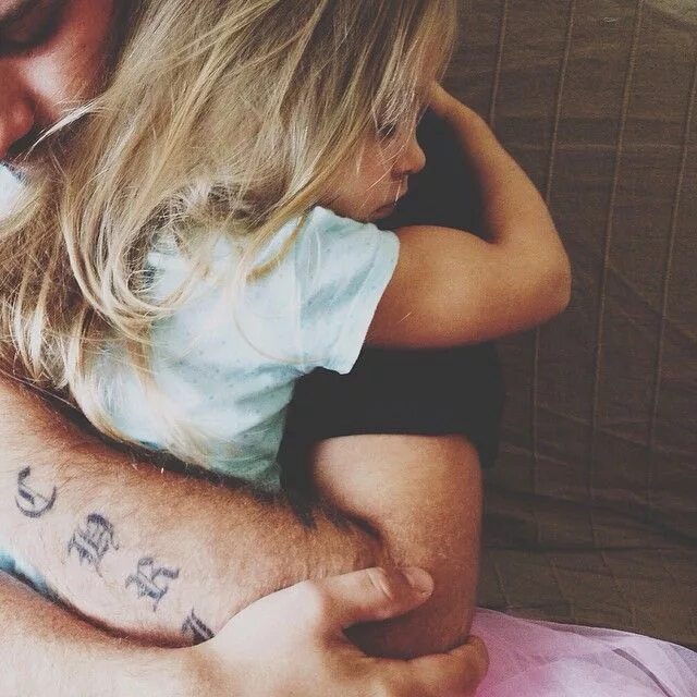 Девочка на руках отца. Папа обнимает дочку. Девочка на руках у папі. Dad daughter taboo