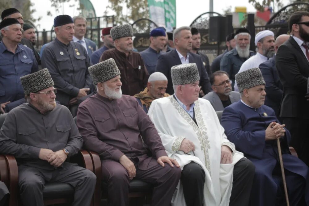 Открой чеченский. Мечеть имени шейха Мансура. Мечеть имени Вахи Джамалханова. Мечеть имени шейха Мансура в Грозном. Имам мечети Грозный.