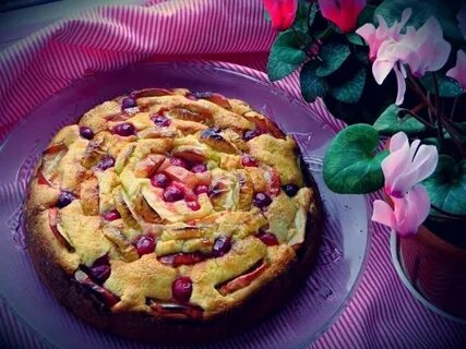 Пирожки с вишней и яблоками