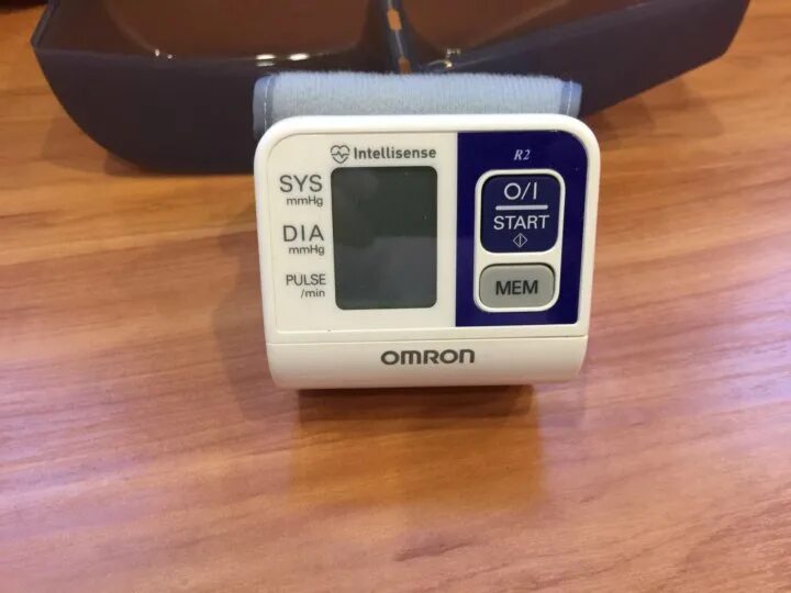 Тонометры рейтинг 2023 лучшие. Omron r2. Omron r4 Plus. Прибор для измерения давления человека какой лучше Omron rs3 1 место..